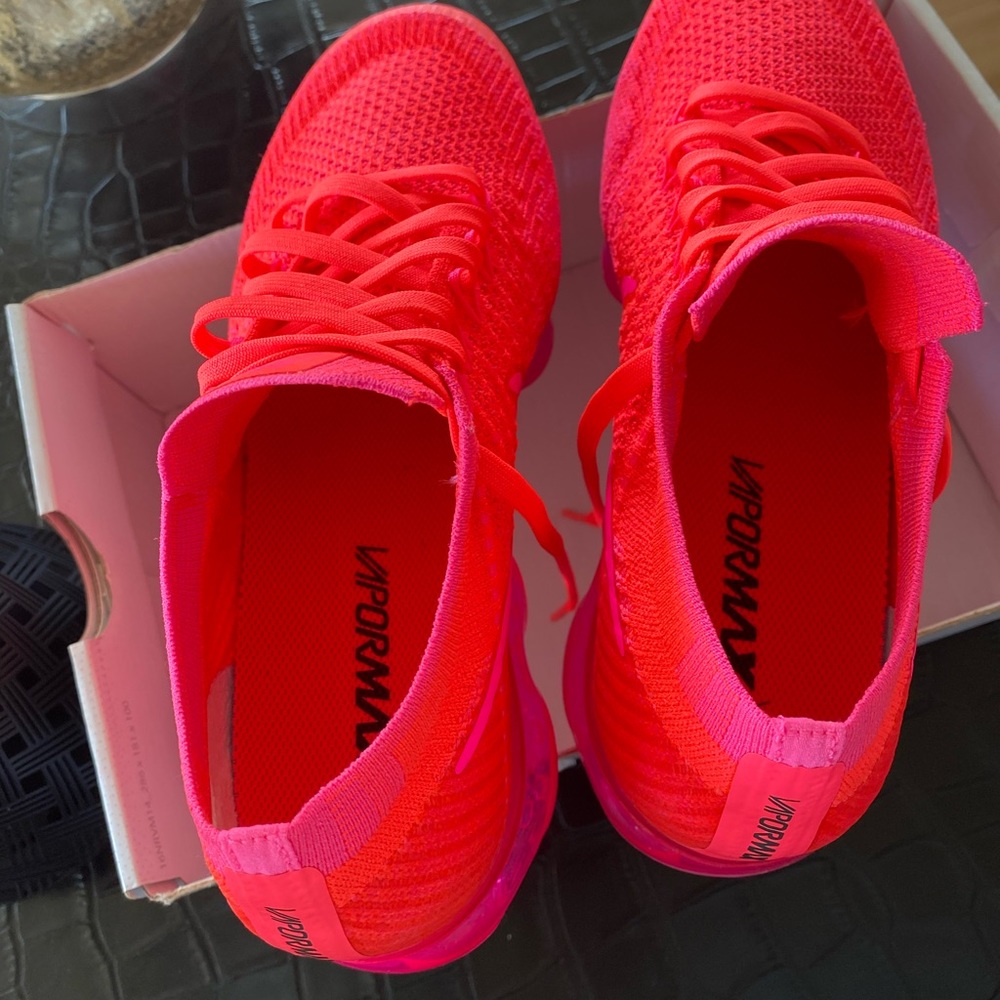 NEW Woman’s 7.5 Nike Air VaporMax Flyknit Hyper Punch / Punk Blast # 849557 - Picture 4 of 16